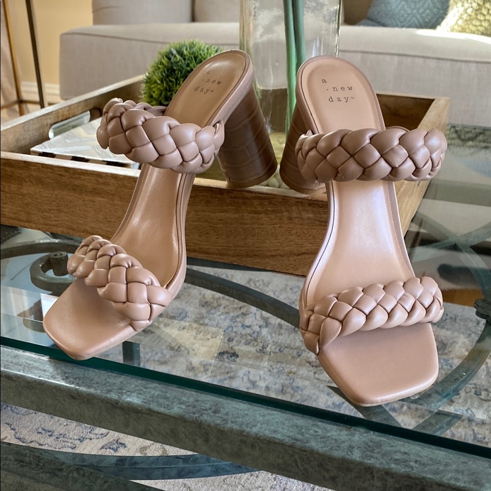 EUC SIZE 8 TAN BRAIDED SANDAL